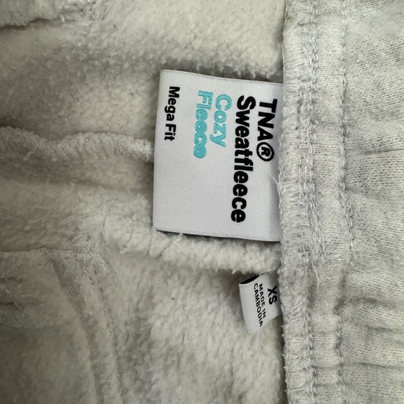 Aritizia Mega Cargo Cozy Fleece Sweatpants in Heather cloud white xs - Picture 3 of 7